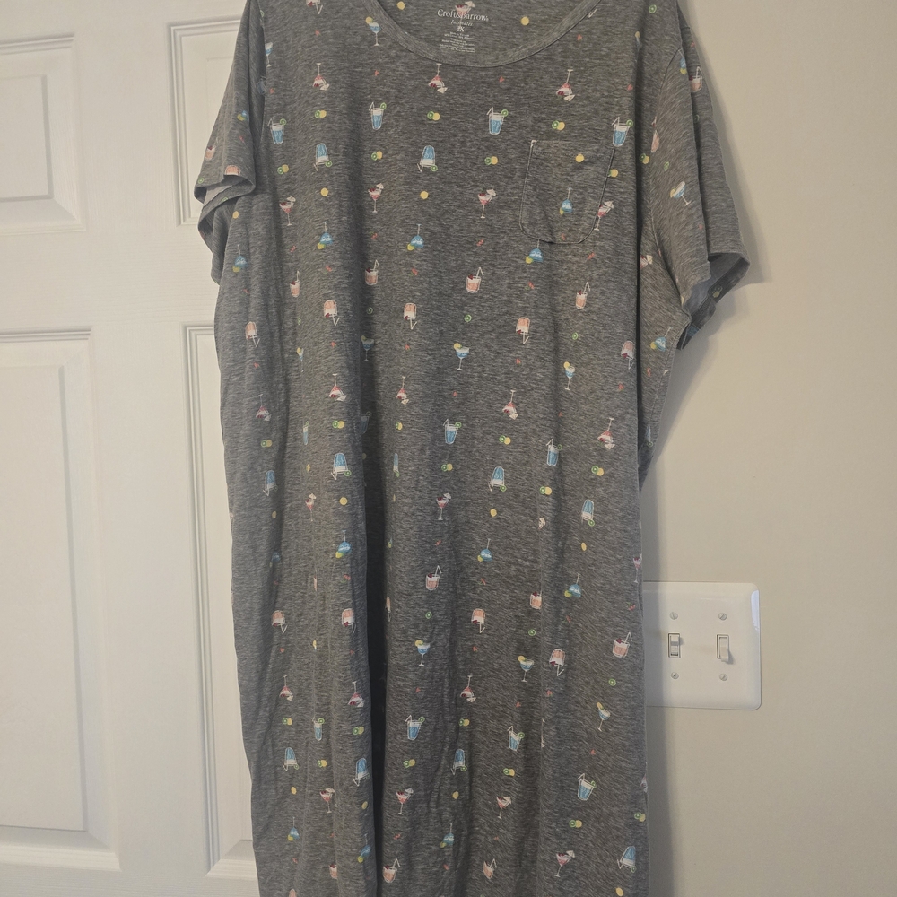 Croft & Barrow Gray T-Shirt with Colorful Accents
